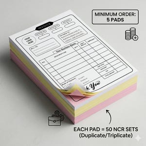 Puede incluir: Una pila de blocs de facturas con una hoja superior blanca y capas rosas, amarillas y blancas. La plantilla de factura incluye campos para un logotipo, detalles comerciales e información de pago. El texto de la imagen dice "Pedido mínimo: 5 blocs" y "Cada bloc = 50 juegos NCR (Duplicado/Triplicado)."