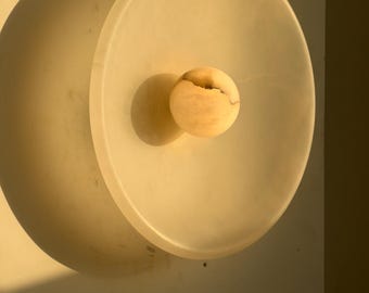 De Marlowe, albasten wandkandelaar met albasten wereldbol, handgemaakte moderne stenen lamp, 35 cm