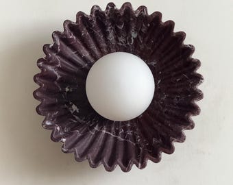 Aplique Rosso Levanto Ruffle, lámpara de pared con globo esmerilado, escultura orgánica, solo por encargo, luz color burdeos.