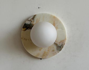 イタリア産カラカッタ大理石 Ø 7インチ (18 cm) ウォールランプ、モダンミニマリスト手作りウォールランプ、ウォールランプ、ウォールアートストーンウェアグローブウォールランプ