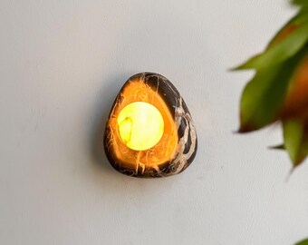 Marmeren licht met ronde rand en albasten wereldbol - sculpturale sfeerverlichting, marmeren wandkandelaar, moderne minimalistische handgemaakte wandkandelaar