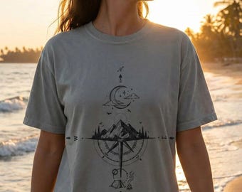 Minimalist Berg Kompass Wanderlust Comfort Farben Camping Grafik T-Shirt