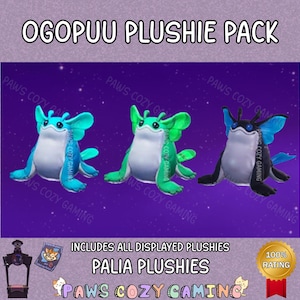 Op de afbeelding: Een set van drie pluche speelgoedfiguren, elk in de vorm van een wezen met grote oren en vinnen. De speelgoedfiguren zijn blauw, groen en zwart. De tekst "OGOPUU PLUSHIE PACK" staat bovenaan.