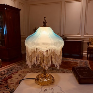 Handgemaakte retro tafellamp met kwast: matblauw glas, voet messing