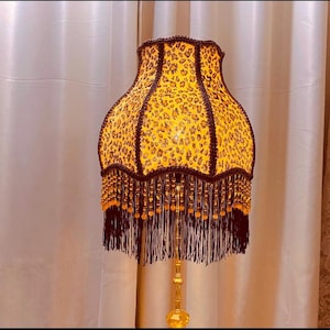 Ręcznie robiona lampa podłogowa z nadrukiem w panterkę: lampa akcentowa z mosiądzu w stylu vintage