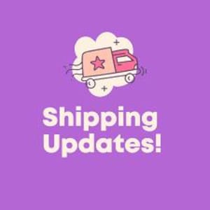 Può includere: Uno sfondo viola con la scritta "Shipping Updates!" in bianco. Un'immagine a cartoni animati di un camioncino rosa con una stella sul lato è sopra il testo, circondata da una nuvola bianca.