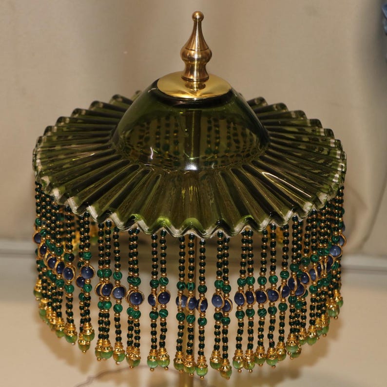 Lámpara de mesa retro de cristal con borlas de cuentas hechas a mano, pantalla verde estilo bohemio. imagen 10