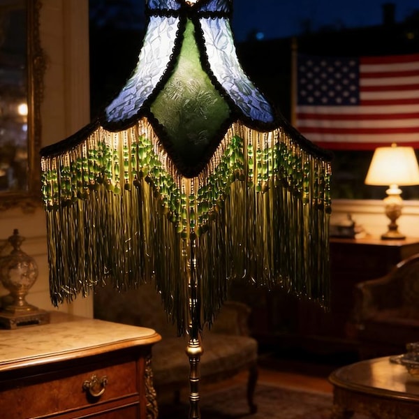 Lampada da terra vintage vittoriana con perline verdi e nappe - Base in ottone decorato
