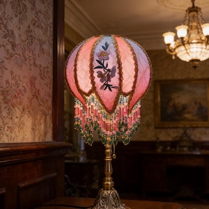 Handgefertigte blumenförmige Tischlampe: Vintage gestickter Lampenschirm, Messingsockel, Hotel-Schlafzimmerdekoration