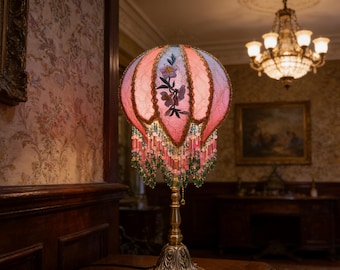 Handgefertigte blumenförmige Tischlampe: Vintage gestickter Lampenschirm, Messingsockel, Hotel-Schlafzimmerdekoration