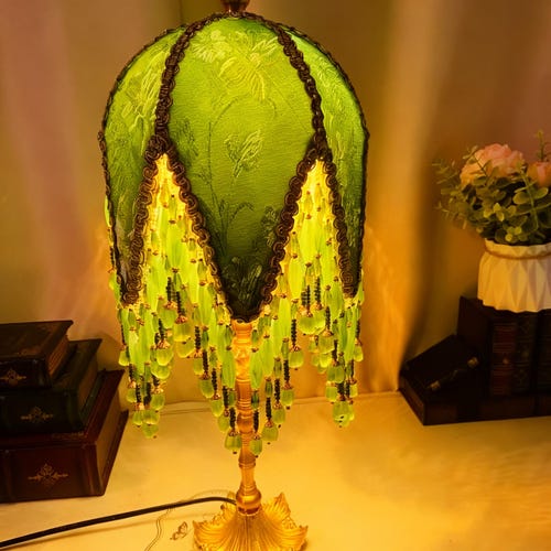 Lámpara de mesa artesanal con borla de cuentas verdes – Pantalla de seda retro, base de latón