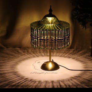 Lámpara de mesa retro de cristal con borlas de cuentas hechas a mano, pantalla verde estilo bohemio. imagen 2