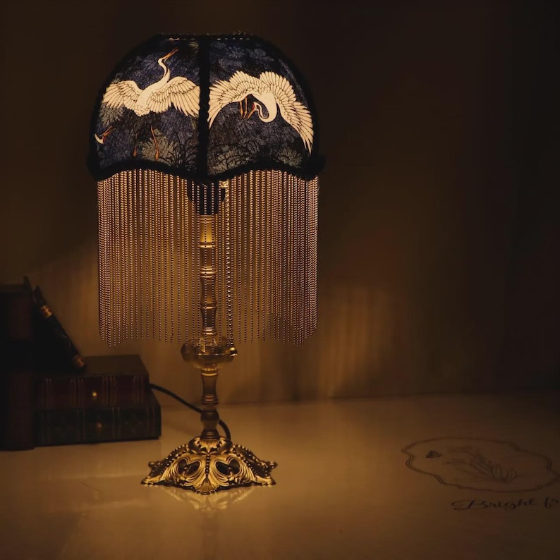 Lámpara de mesa con forma de grúa de latón hecha a mano: lámpara de escritorio retro con borlas para dormitorio, regalo de inauguración de la casa.