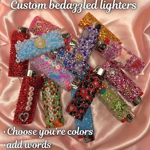 Puede incluir: Una colecci&oacute;n de encendedores personalizados con pedrer&iacute;a en varios colores y dise&ntilde;os. Algunos encendedores est&aacute;n adornados con cuentas, pedrer&iacute;a y perlas. La imagen incluye el texto "Elige tus colores, a&ntilde;ade palabras, pide un dise&ntilde;o sorpresa."