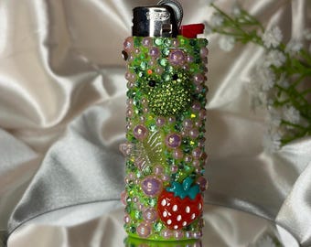 Encendedor de fresa Fairycore / Encendedor personalizado con cuentas verdes / Encendedor Cottagecore con mariposas y hongos con diamantes de imitación / Lindo regalo para ella