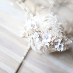 Diadema para bebé con corona de flores para recién nacidos con pétalos dorados de invierno blanco Swannie imagen 2