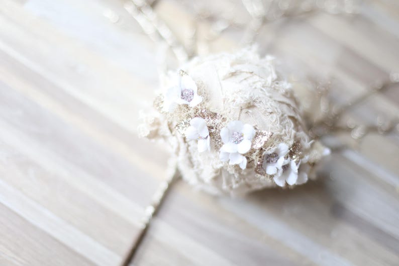 Diadema para bebé con corona de flores para recién nacidos con pétalos dorados de invierno blanco Swannie imagen 2
