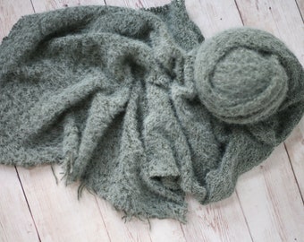 Jade Pullover Strick gebürstet Merino oliv salbei moosgrün posierend Stoff