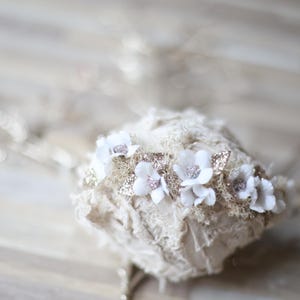 Diadema para bebé con corona de flores para recién nacidos con pétalos dorados de invierno blanco Swannie imagen 7