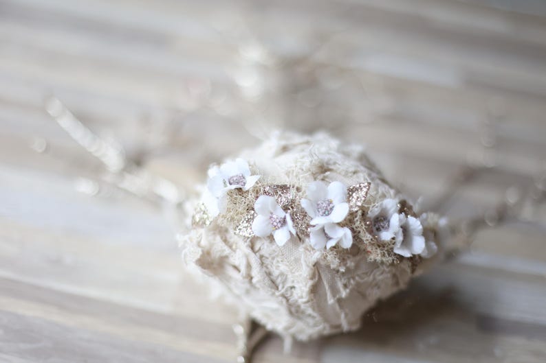 Diadema para bebé con corona de flores para recién nacidos con pétalos dorados de invierno blanco Swannie imagen 7