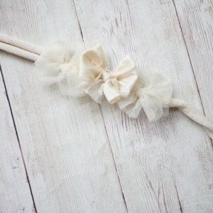 Diadema para recién nacido con lazo sencillo de gasa de seda color crema marfil Allie, accesorio con halo