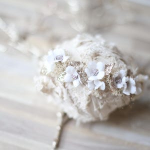Diadema para bebé con corona de flores para recién nacidos con pétalos dorados de invierno blanco Swannie imagen 1