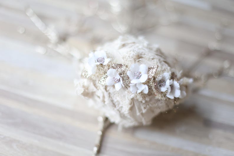 Diadema para bebé con corona de flores para recién nacidos con pétalos dorados de invierno blanco Swannie imagen 1