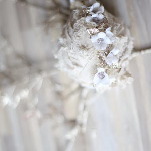 Diadema para bebé con corona de flores para recién nacidos con pétalos dorados de invierno blanco Swannie imagen 4