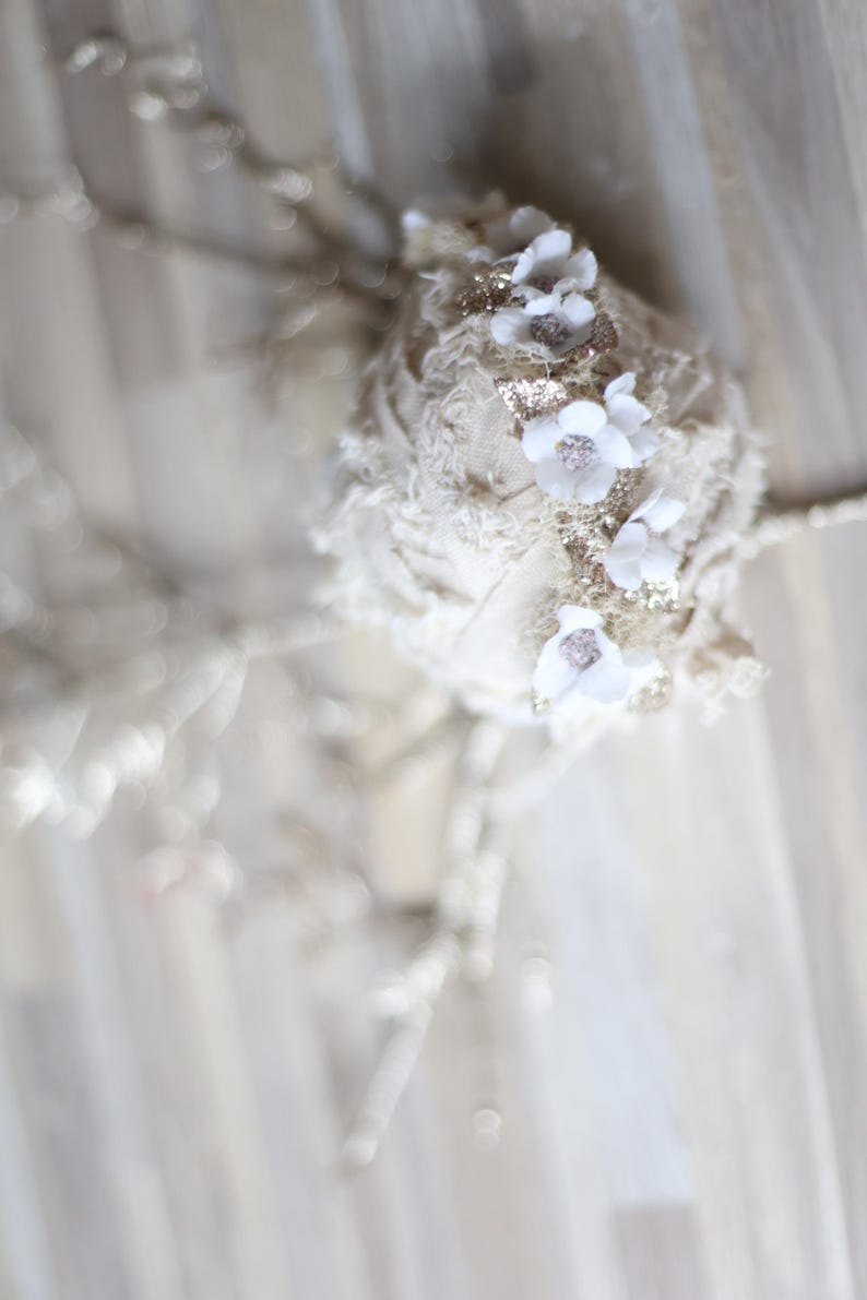 Diadema para bebé con corona de flores para recién nacidos con pétalos dorados de invierno blanco Swannie imagen 4