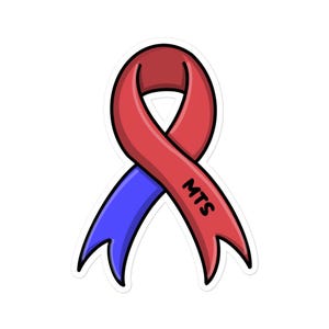 Può includere: Un adesivo raffigurante un nastro di sensibilizzazione rosso e blu con le lettere "MTS" in nero. Il nastro ha un contorno bianco ed è posto su uno sfondo bianco. Il design è una rappresentazione semplice ma audace di supporto.
