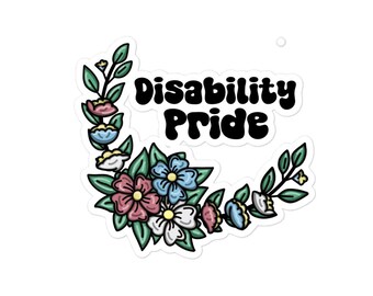 Pode incluir: Um autocolante com a frase "Disability Pride" em preto, rodeado por uma coroa de flores. A coroa inclui flores rosa, azuis e brancas e folhas verdes. O autocolante está sobre um fundo branco.