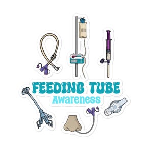 Può includere: Un adesivo con illustrazioni di attrezzature mediche, tra cui un sondino, una sacca per flebo e una siringa. Il testo "FEEDING TUBE Awareness" è in verde acqua, per sensibilizzare sulle esigenze mediche.