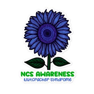 Könnte beinhalten: Ein Aufkleber mit einer blauen Sonnenblume mit einem dunkelvioletten Zentrum, grünen Blättern und einem grün-weißen Text mit der Aufschrift "NCS AWARENESS Nutcracker syndrome". Die Sonnenblume ist eine stilisierte Illustration.