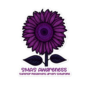 Può includere: Un adesivo con un girasole viola con un centro scuro e petali. Lo stelo e le foglie sono neri. Il testo "SMAS Awareness" e "superior mesenteric artery syndrome" è in basso.