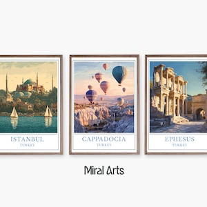 Puede incluir: Tres impresiones artísticas de viaje enmarcadas con Estambul, Capadocia y Éfeso, Turquía. La impresión de Estambul muestra una mezquita y veleros. La impresión de Capadocia representa globos aerostáticos. La impresión de Éfeso muestra ruinas antiguas.
