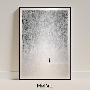 Op de afbeelding: Een ingelijste kunstdruk met een minimalistisch ontwerp. Het kunstwerk toont een kleine blauwe figuur die op een lijn loopt, tegen een gestructureerde, abstracte achtergrond in grijstinten en wit. De lijst is zwart, met "Miral Arts" onderaan.