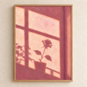 Könnte beinhalten: Ein gerahmtes Ölgemälde in Altrosa- und Korallentönen, das eine einzelne Topfrose auf einem Fensterbrett zeigt. Die Komposition zeigt einen markanten Fensterrahmen, der geometrische Schatten auf die Wand und die Blume im Topf wirft.