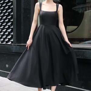 Vestido minimalista preto abaixo da panturrilha, com decote quadrado, corte em A e sem mangas, elegante e sofisticado para o dia a dia, feito sob encomenda para o verão.