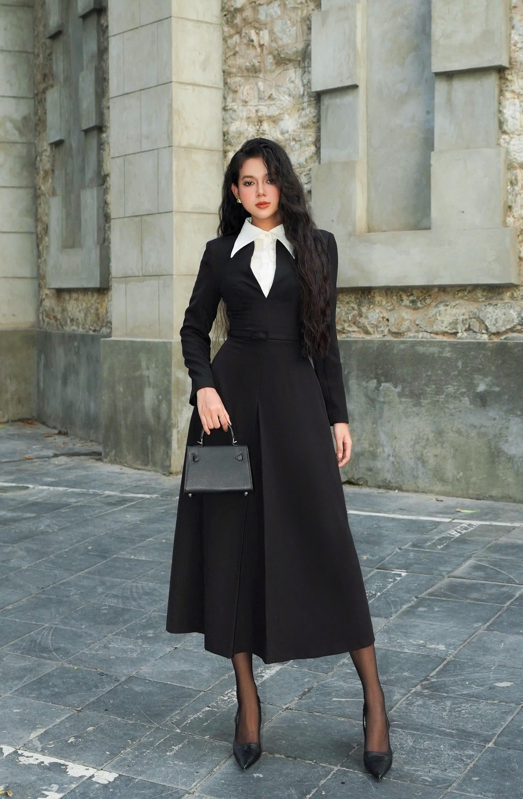 Longsleeved Black Dress With White Collar