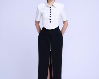 Conjunto elegante de duas peças para convidada de casamento – Top cropped estilo corset e saia cropped de cintura alta, look minimalista e formal para o escritório.