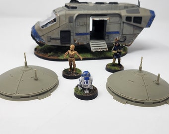 Puede incluir: Un conjunto de tres bases de plástico gris de temática de ciencia ficción para figuras en miniatura. Las bases son redondas y tienen forma de cúpula con un centro elevado. Hay dos pequeñas antenas en cada base.