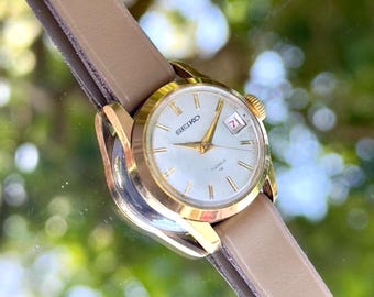 Mechaniczny pasek Seiko Vintage 17 Jewels w odcieniu złota z czerwoną datą i skórą 2107-0010