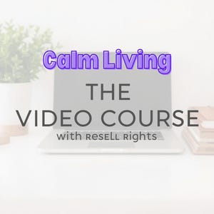 Puede incluir: Un ordenador portátil que muestra el texto "Calm Living THE VIDEO COURSE with RESELL rights." El texto está en una fuente sans-serif. Una planta en maceta y libros son visibles en el fondo. El texto "Calm Living" está en una fuente de burbujas morada.