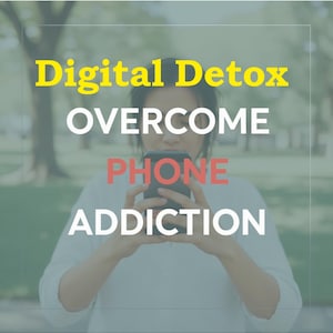 Puede incluir: Imagen que promueve la desintoxicación digital con superposición de texto. El texto dice "Digital Detox", "Overcome", "Phone" y "Addiction". Una persona sostiene un teléfono inteligente frente a ella, con un fondo borroso de árboles y vegetación.