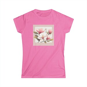 Camiseta Softstyle para mujer con estampado de flor de magnolia imagen 3