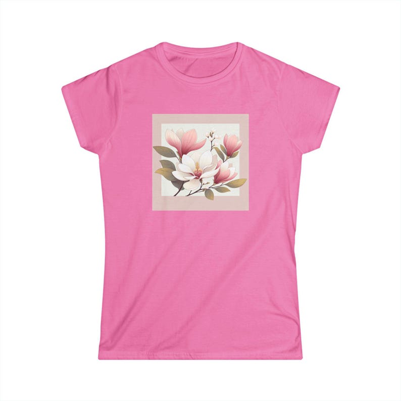 Camiseta Softstyle para mujer con estampado de flor de magnolia imagen 3