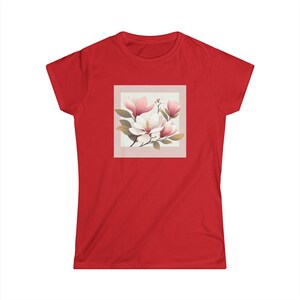 Camiseta Softstyle para mujer con estampado de flor de magnolia imagen 1