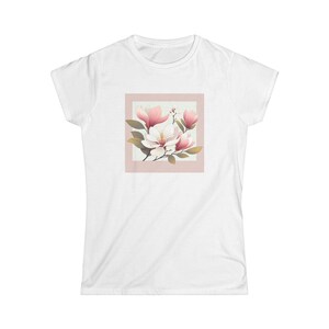 Camiseta Softstyle para mujer con estampado de flor de magnolia imagen 2