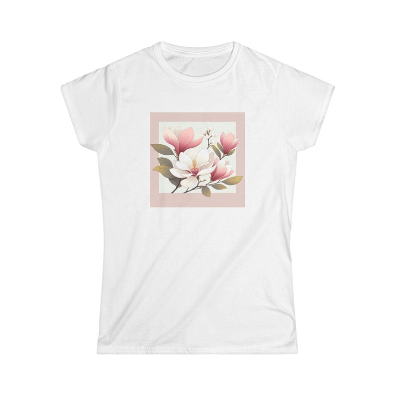 Camiseta Softstyle para mujer con estampado de flor de magnolia imagen 2