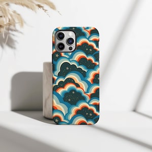 Puede incluir: Una funda de teléfono con un diseño de nubes retro. La funda presenta un patrón repetido de nubes estilizadas en tonos de azul, naranja y crema, con pequeños acentos de estrellas. La funda está diseñada para un teléfono inteligente.
